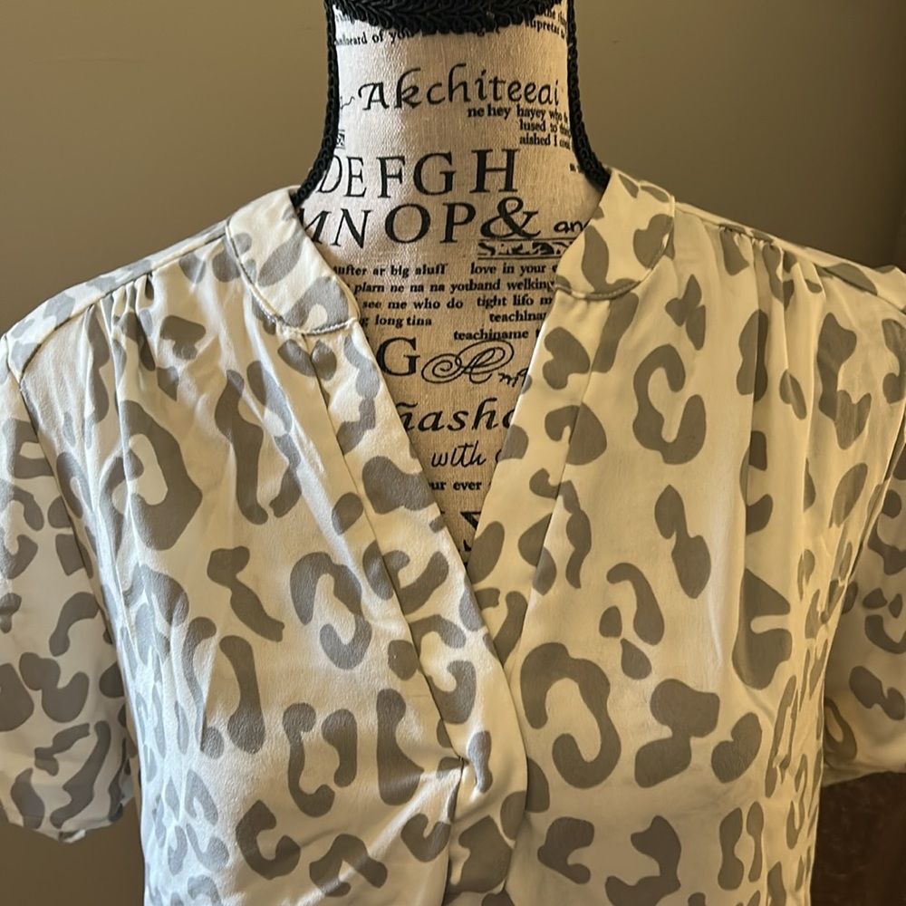 Mary Square Gray Leopard Print top - Picture 5 of 7